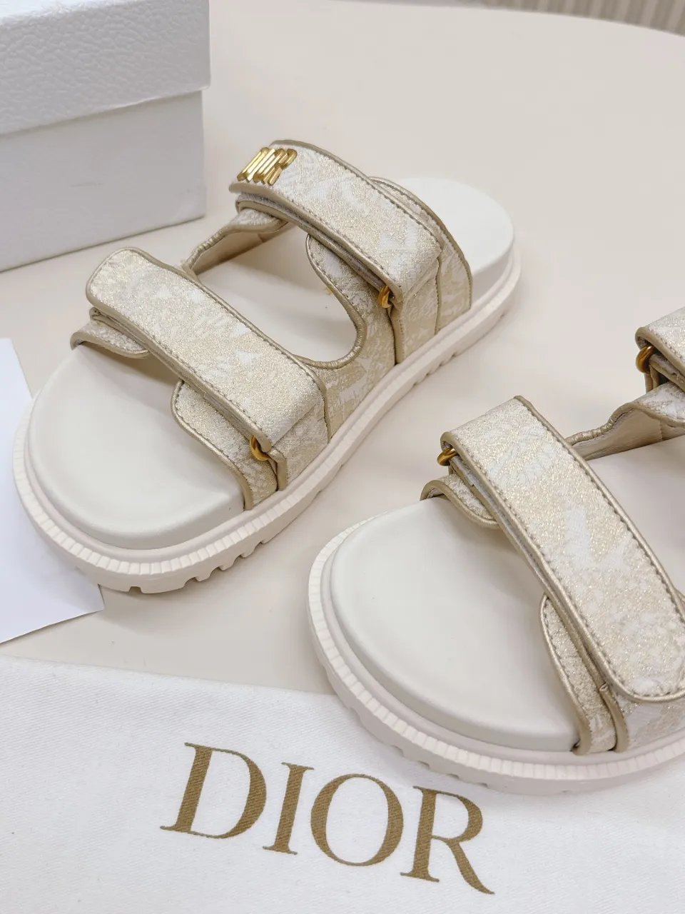 👟👟Ex-factory price 460👟👟 This black sheepskin DiorAct sandal is fashionable. Paired with an insole that fits the shape of your foot, it's made of exceptionally lightweight and comfortable leather. The upper straps feature a Velcro closure and feature a gold-finish metal "DIOR" logo. Can be matched with various styles to show modern style. Gold-finish metal "DIOR" logo Two adjustable Velcro straps Leather insole that fits the shape of your foot Soft and lightweight texture EVA sole decorated with Christian Dior's lucky star symbol Made in Italy Size 35--42 (Customized sizes 41 and 42 are non-refundable)